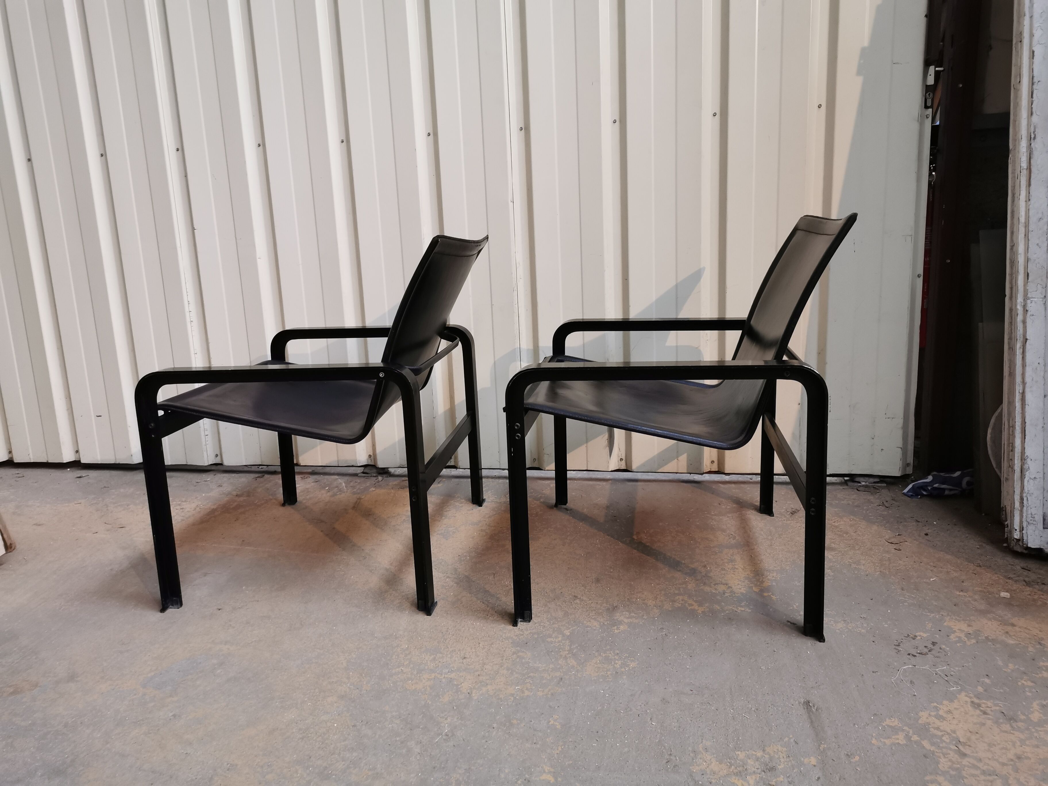 Paire de fauteuil métal et cuir par Mattéo Grassi