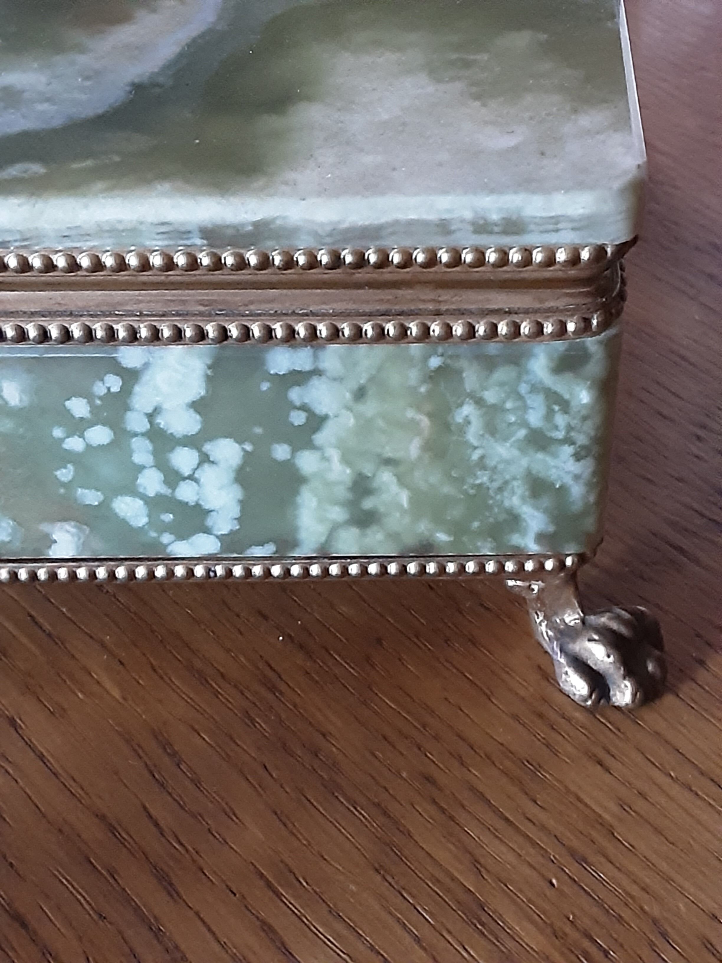Alabaster Jewelry Box of superb alliance of green and ocher hues