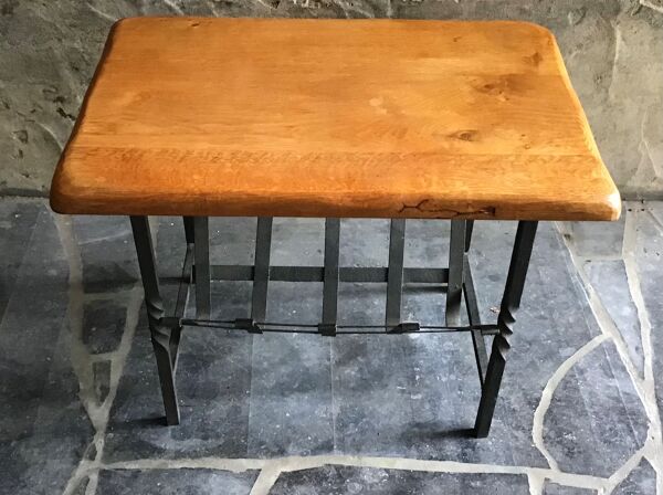Table basse ou bout de canapé faisant porte-revues  en chêne et fer forgé