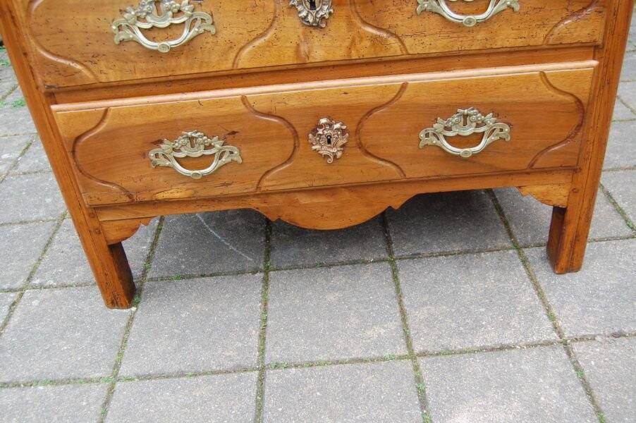 Small 18th century Parisian Louis XV walnut chest of drawers