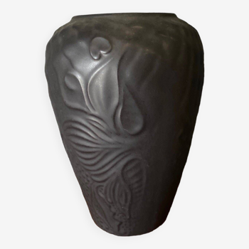 Habitat vase in ceramic black background inspired by Gaudi