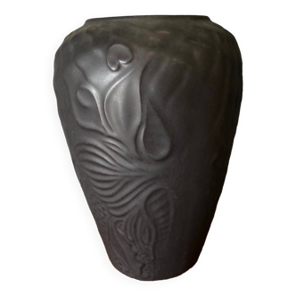 Habitat vase in ceramic black background inspired by Gaudi