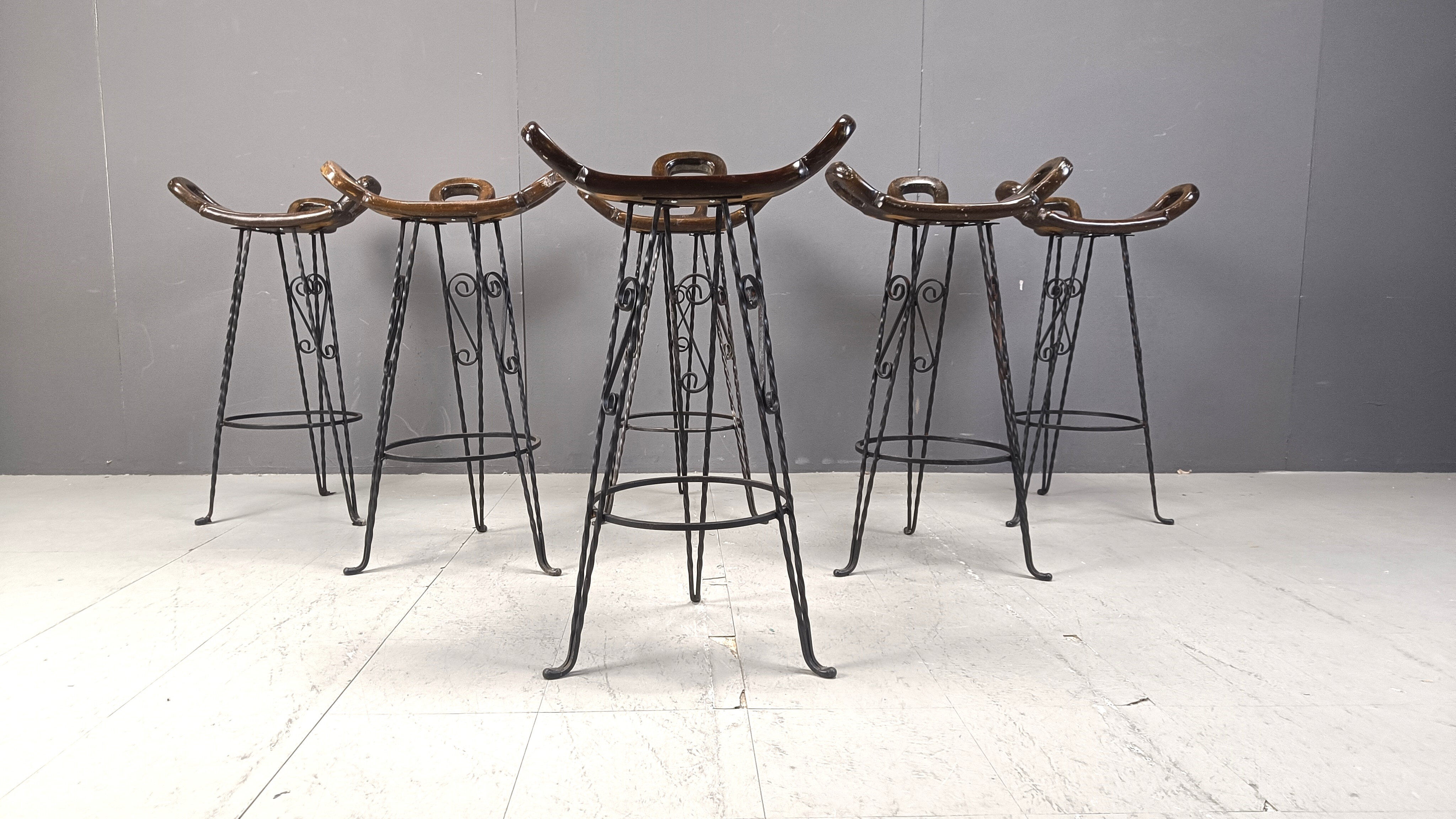 Ensemble de 6 tabourets de bar brutalistes, en fer forgé, années 1960.