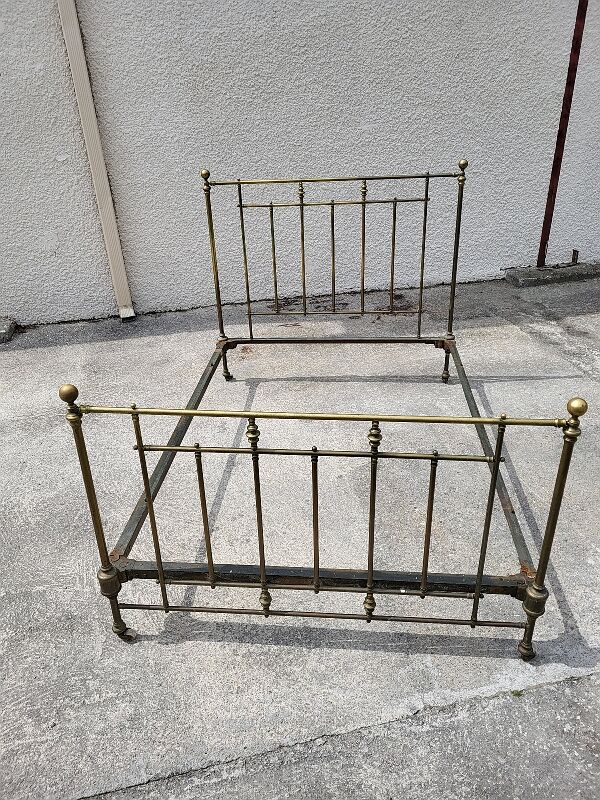 Lit en laiton dore 140 x 190 en couchage