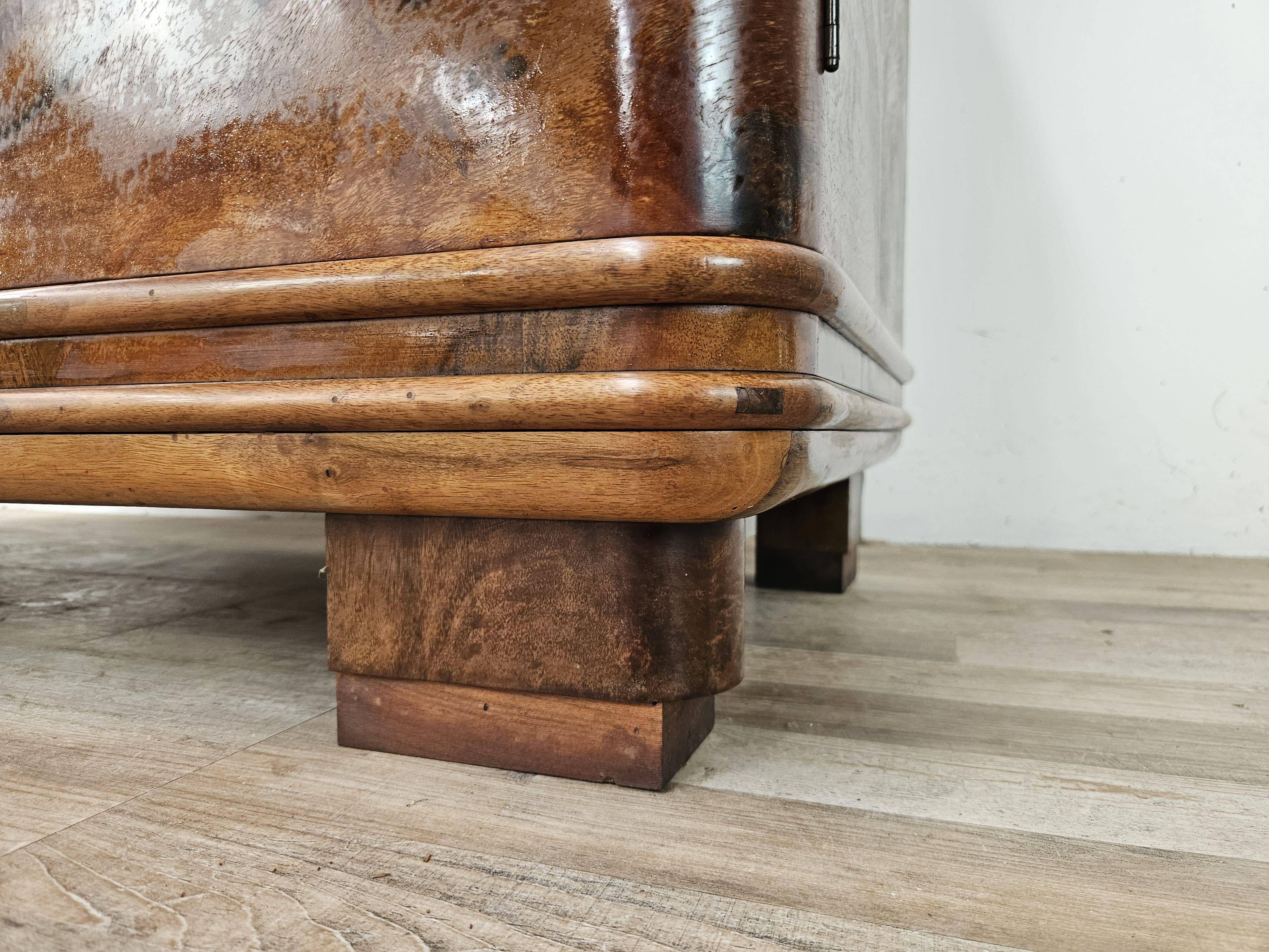 Art Decò display cabinet in walnut burl