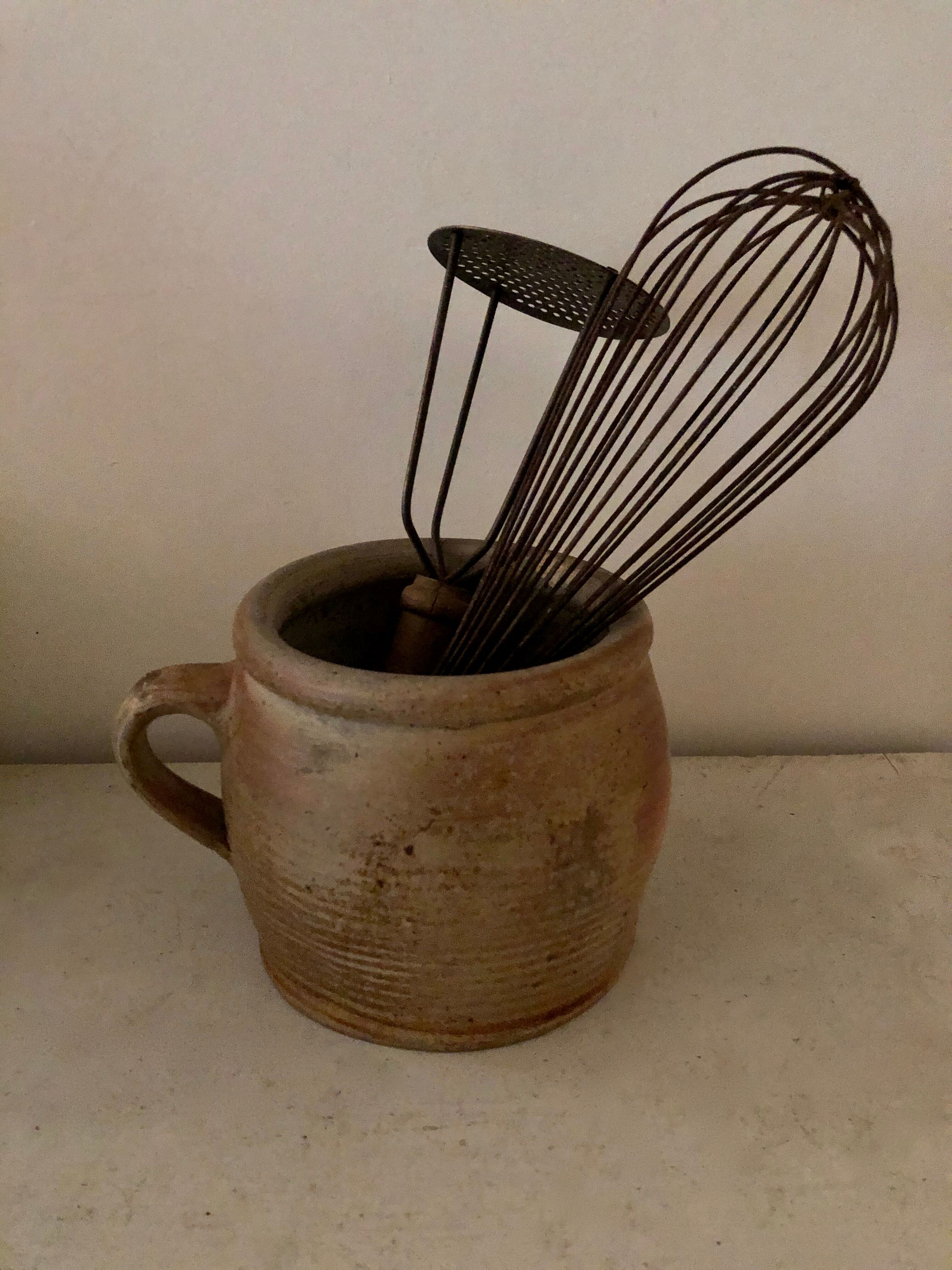 Pot en grès vernissé porte-ustensiles en cuisine