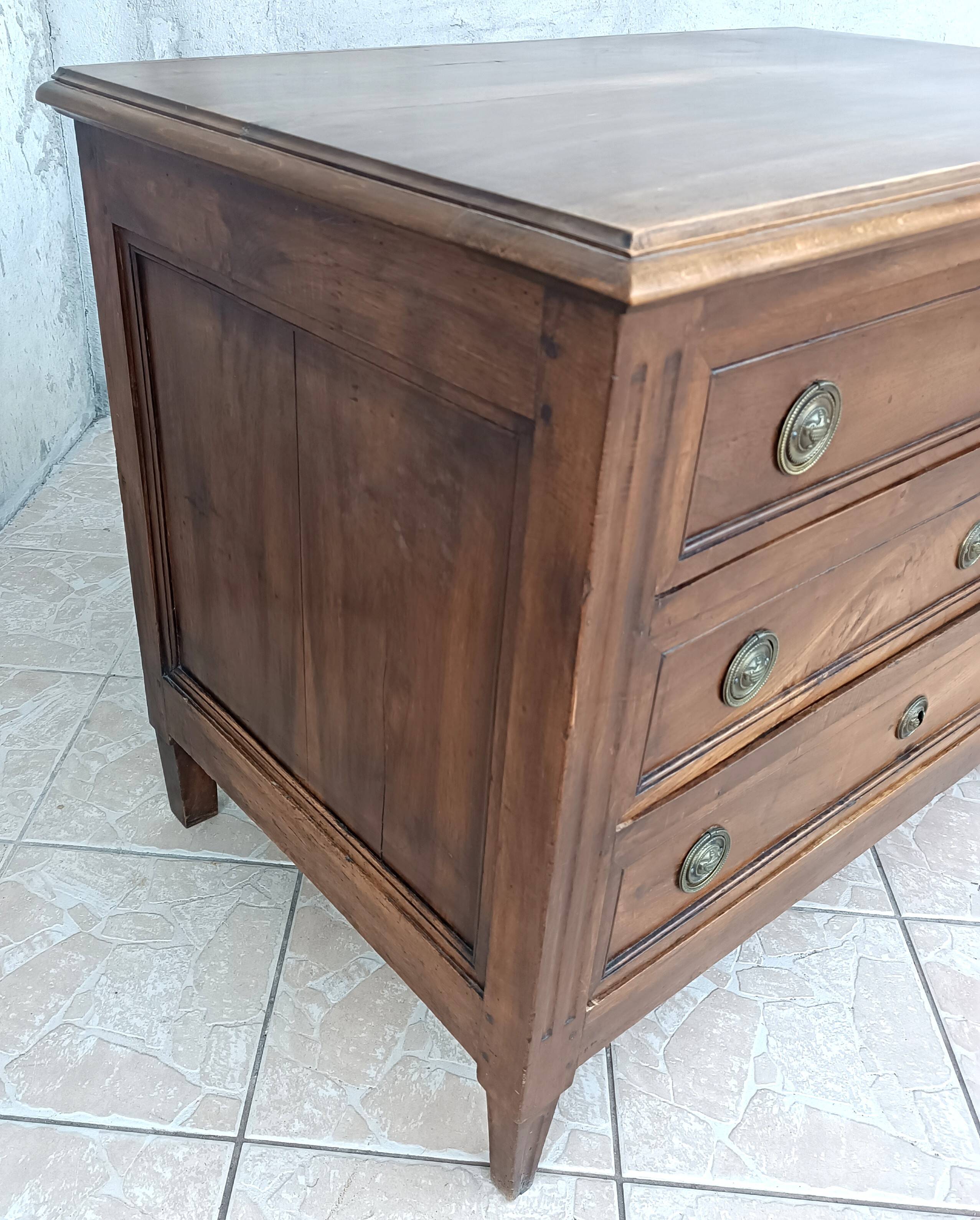 Louis XVI chest of drawers in walnut, 19th century