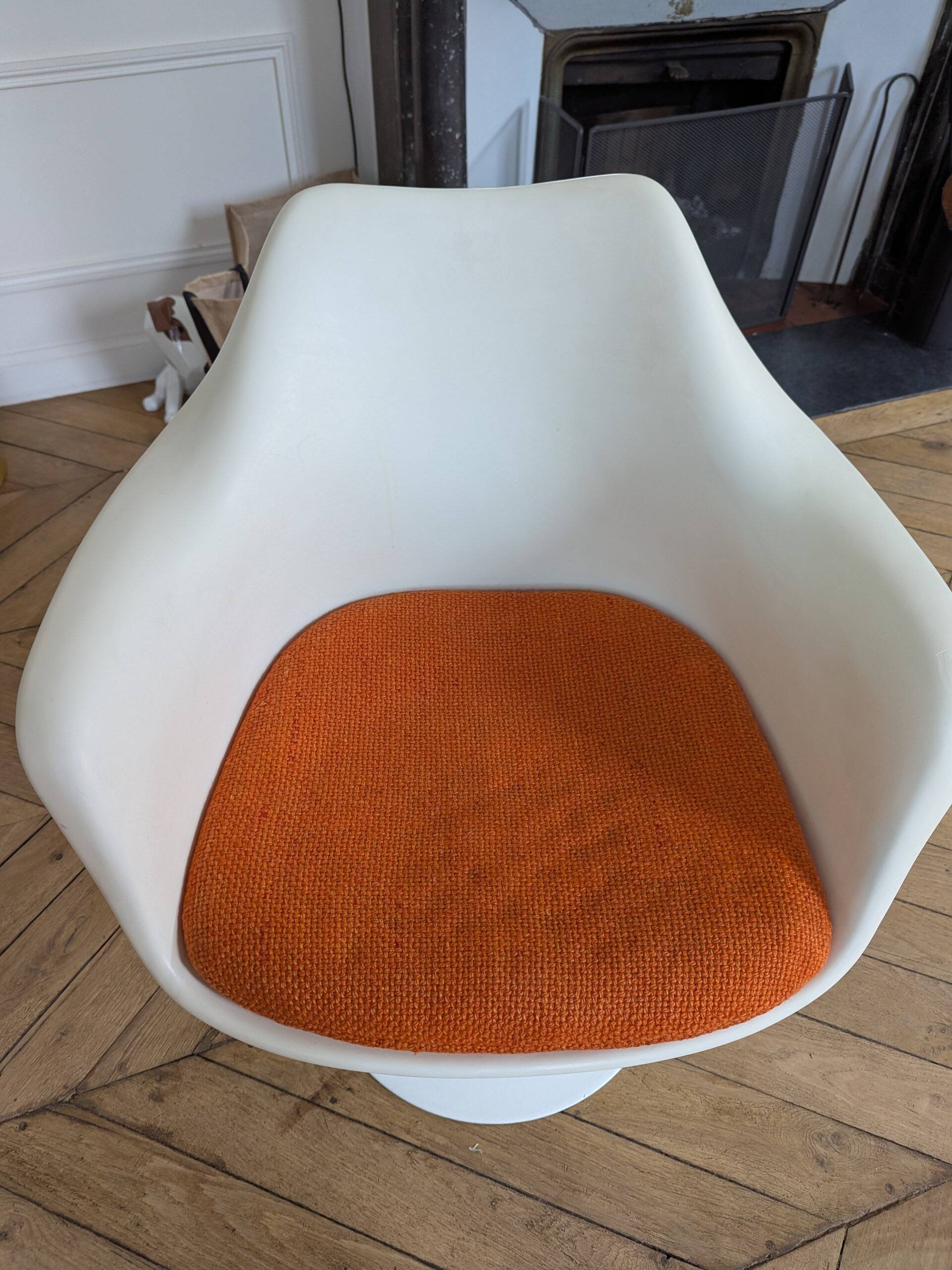 Pair of Tulip Knoll Saarinen armchairs