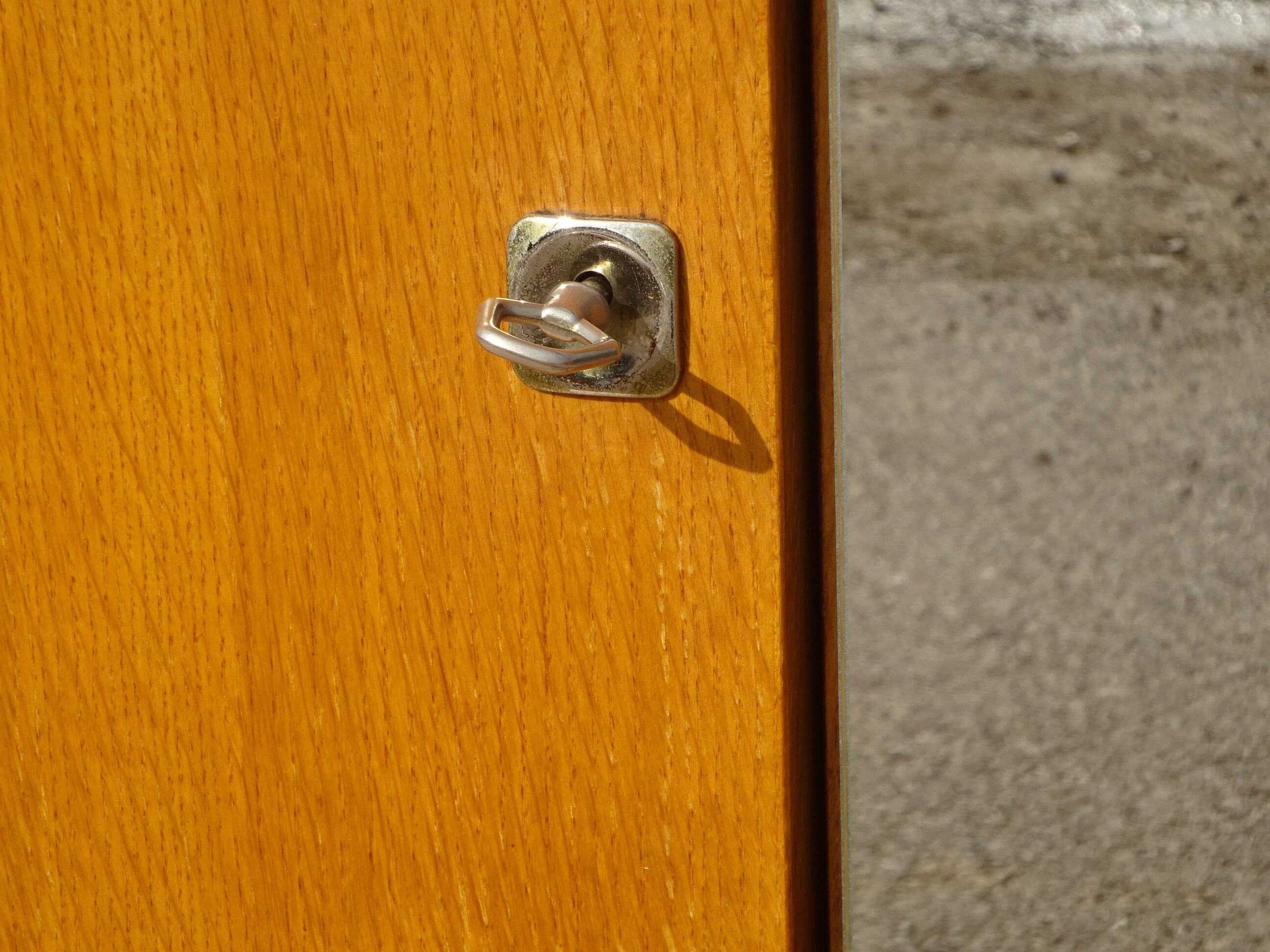 Armoire vintage, pieds compas