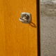 Armoire vintage, pieds compas