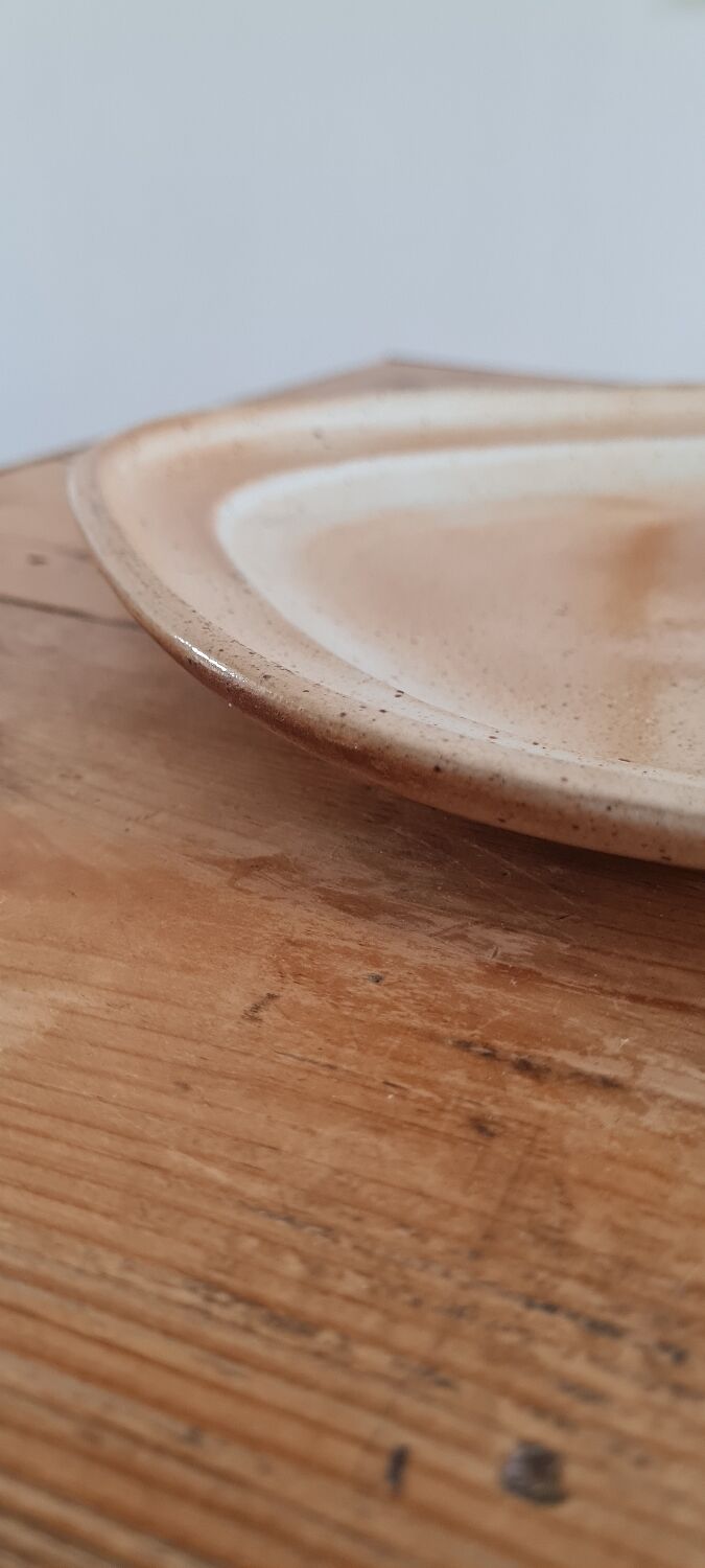 Serving dish in Marais sandstone