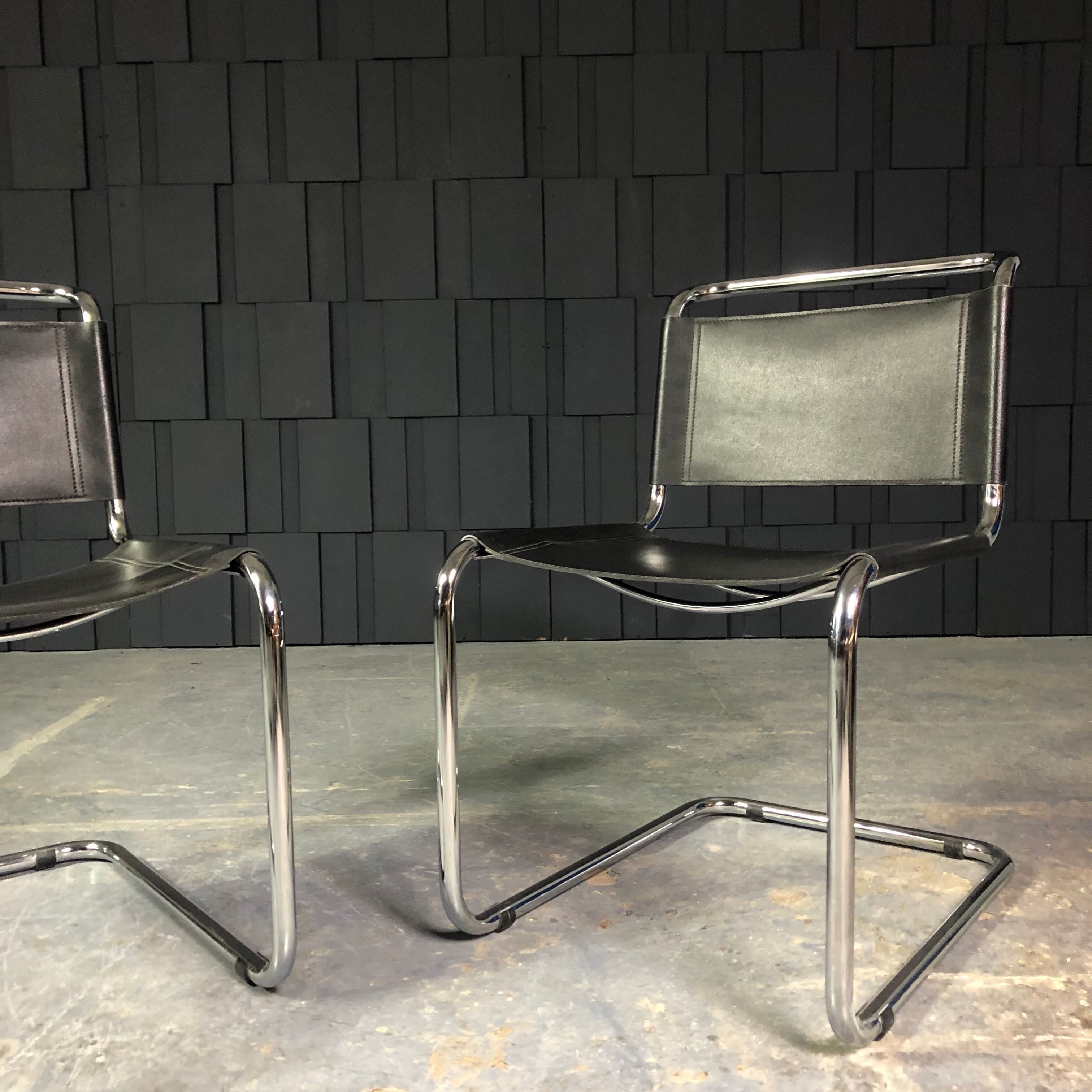 Paire de chaises S33 cuir noir et chrome