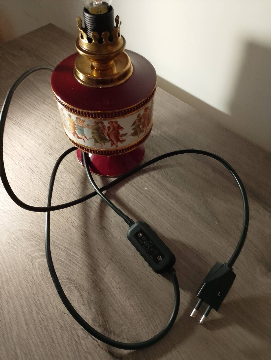 Florentine lamp in burgundy and gold porcelain signed Num 19