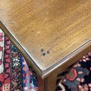 Table basse anglaise en acajou des années 1930