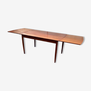 Table scandinave