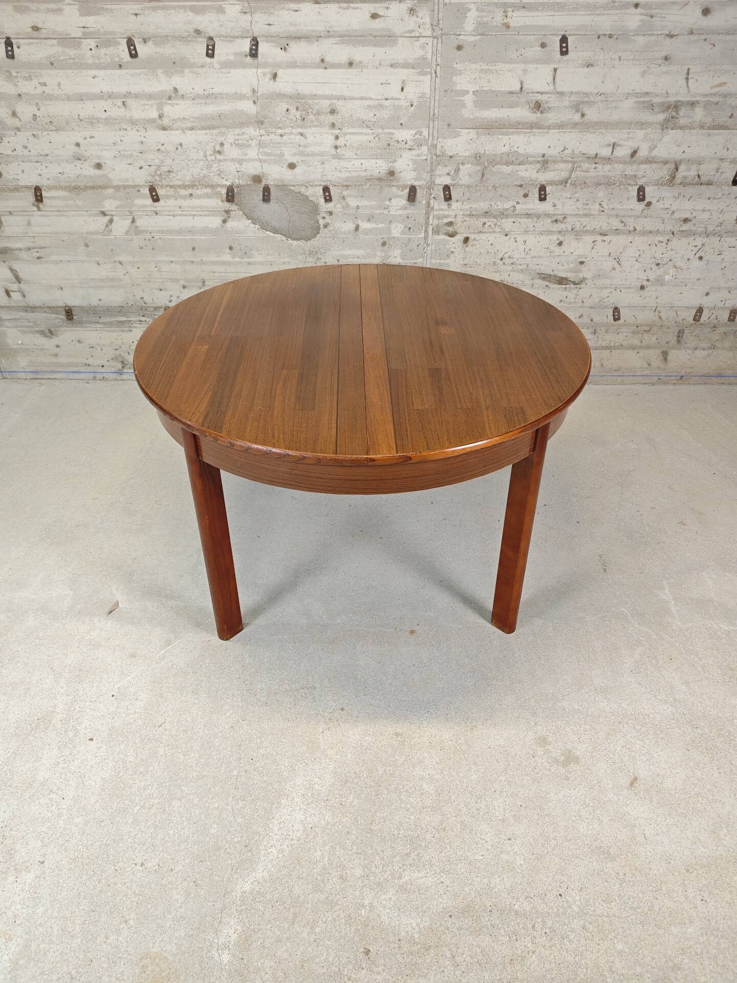 Extendable round table