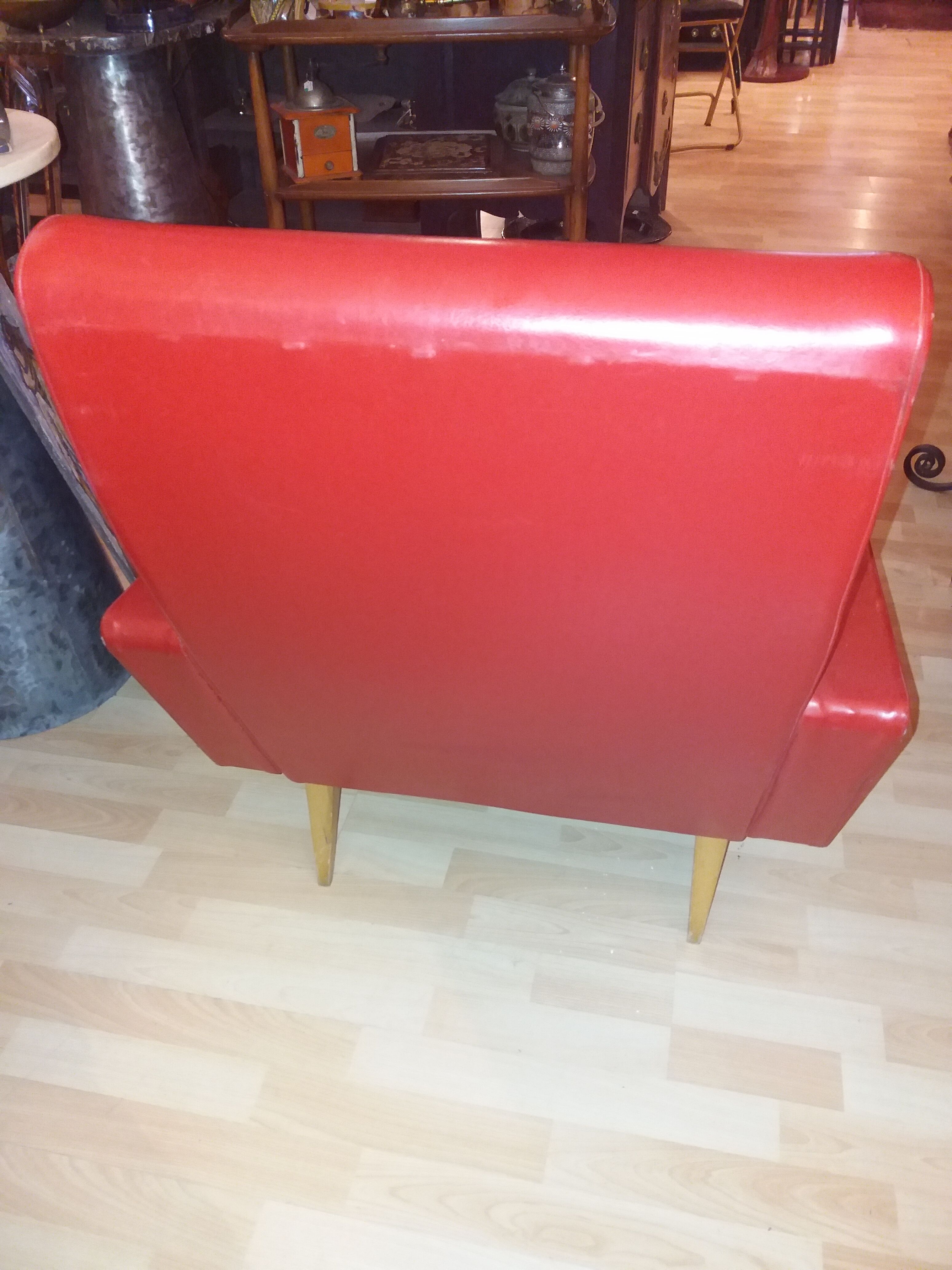 Fauteuil en skai rouge et pieds compas vers 1950