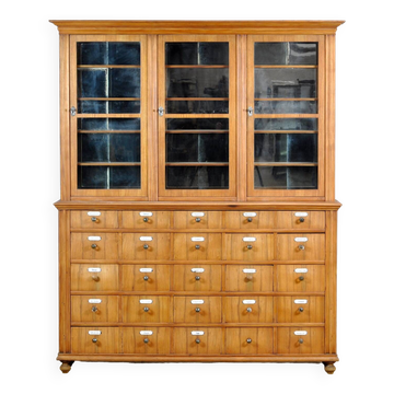 Armoire à Pharmacie En Chêne Et Pin, année 1889
