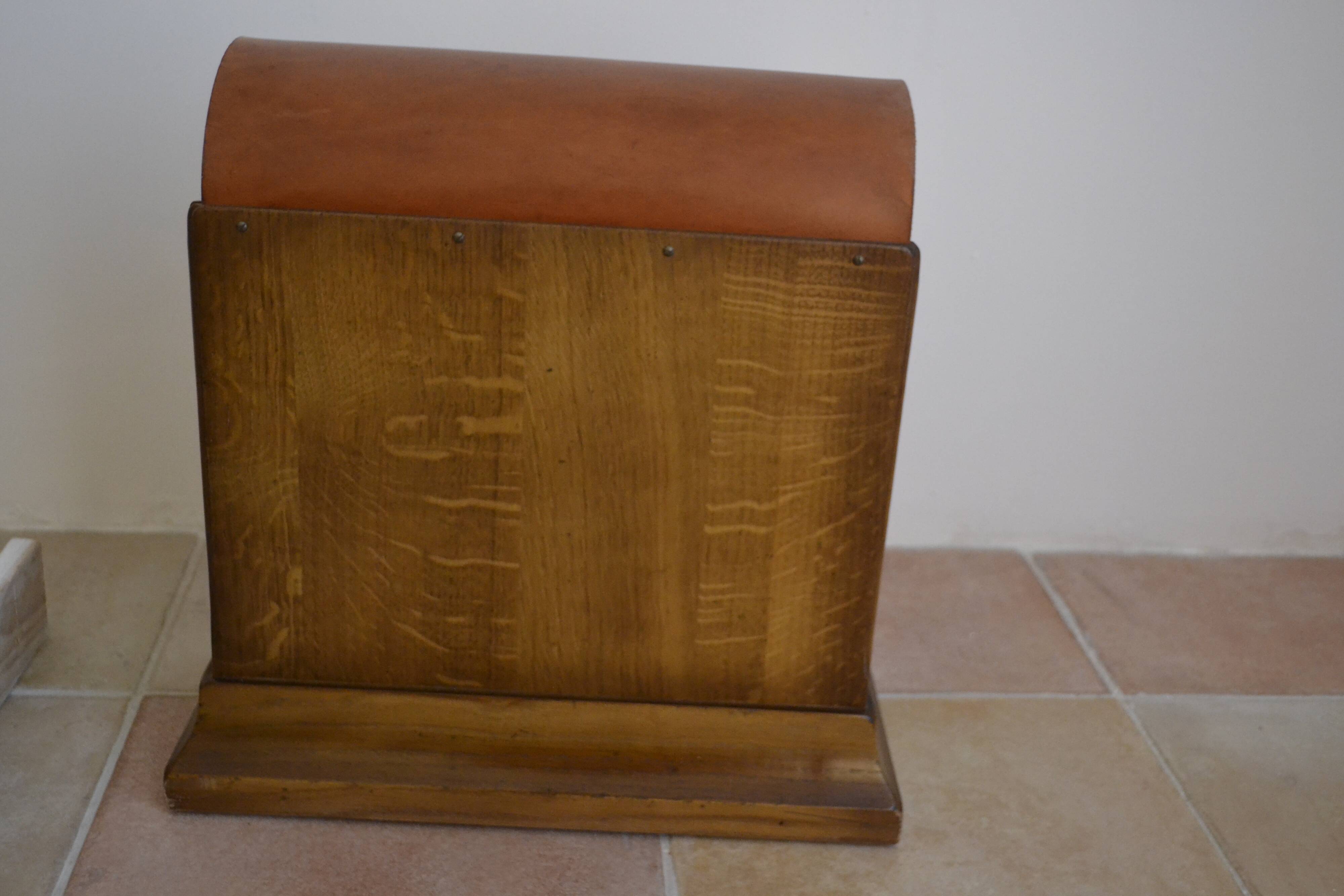 Magazine holder in wood and leather