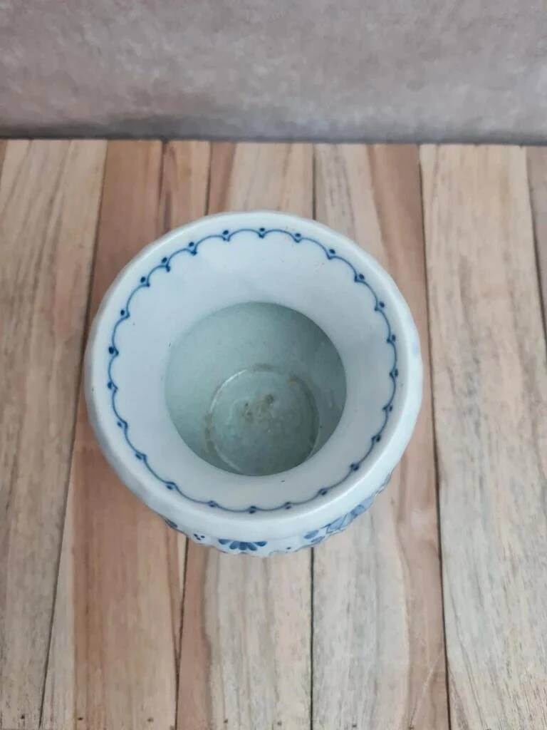 Petit vase vintage style Delft bleu blanc sur piédouche