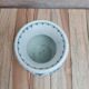 Petit vase vintage style Delft bleu blanc sur piédouche