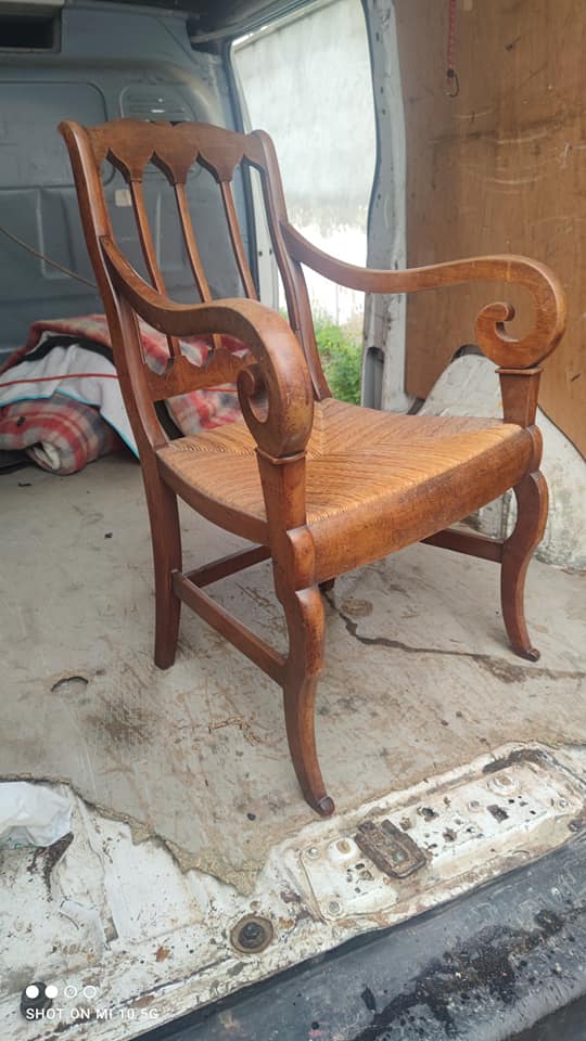 Armchair with gilded rye straw seat in solid walnut, Restoration period, circa 1820