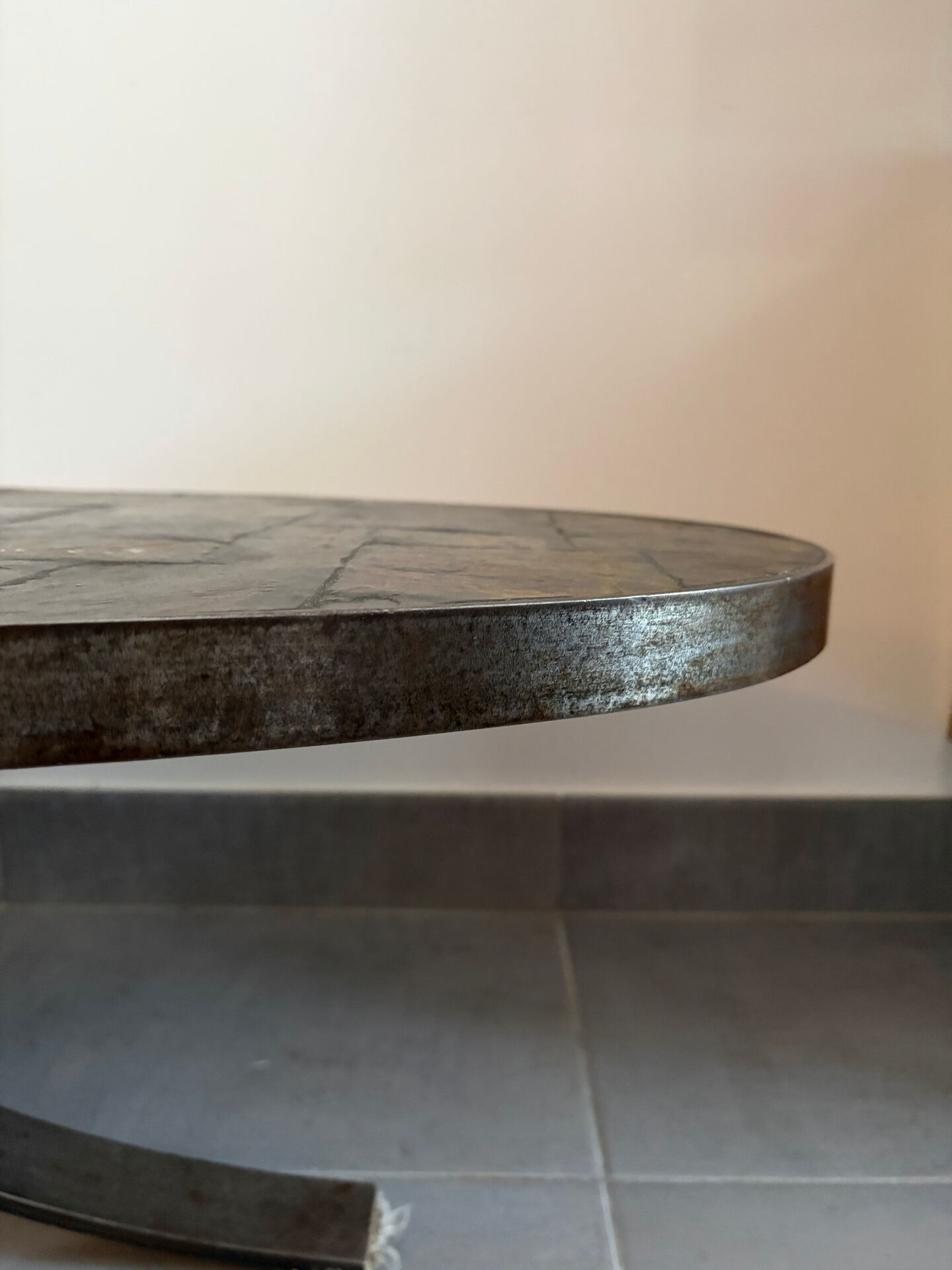 Table basse en pierre  et acier des années 50 