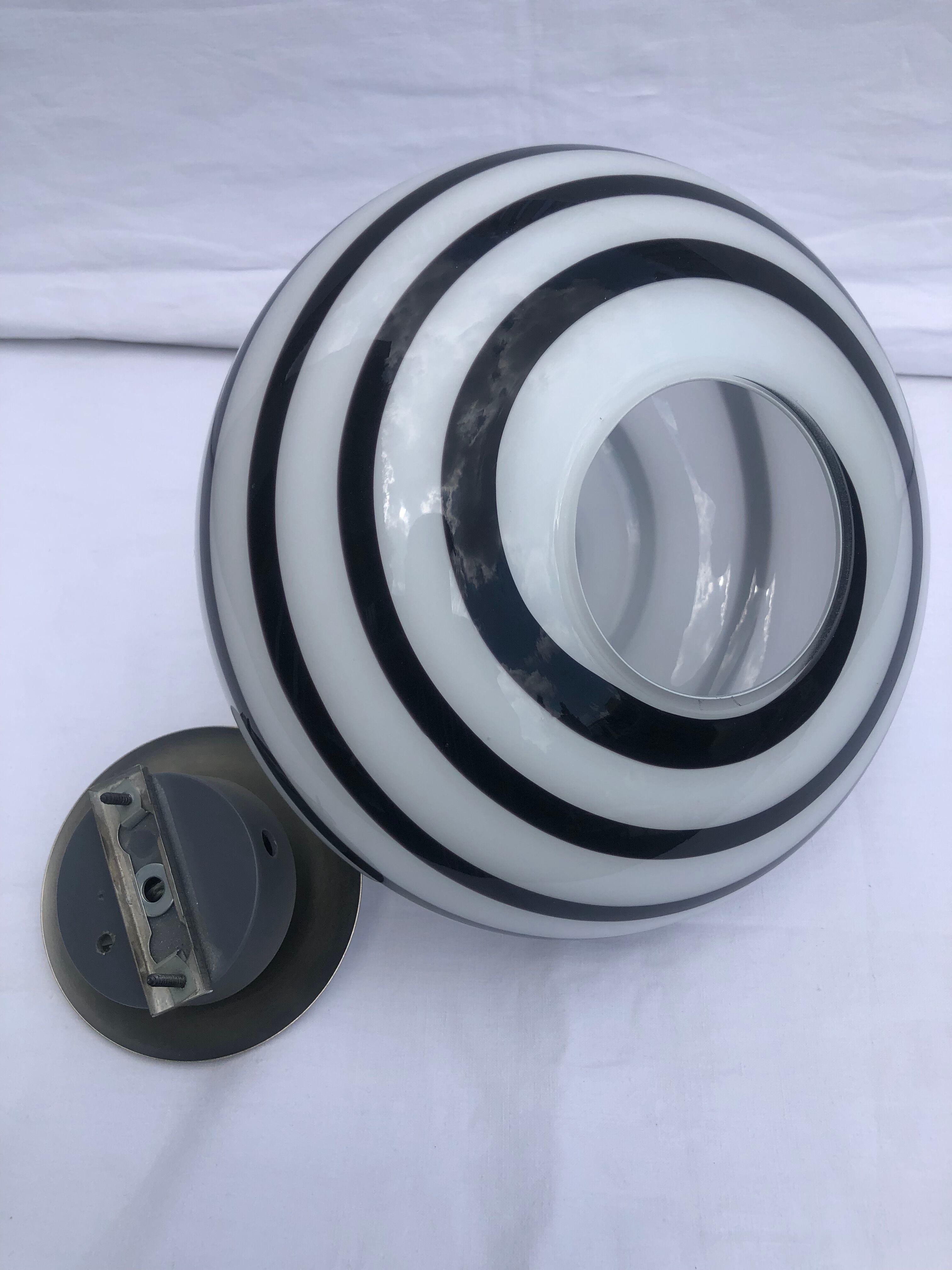 Suspension vintage opaline white black spiral pattern