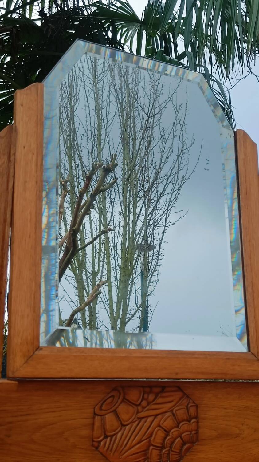 Art Deco hairdresser with bevelled mirror