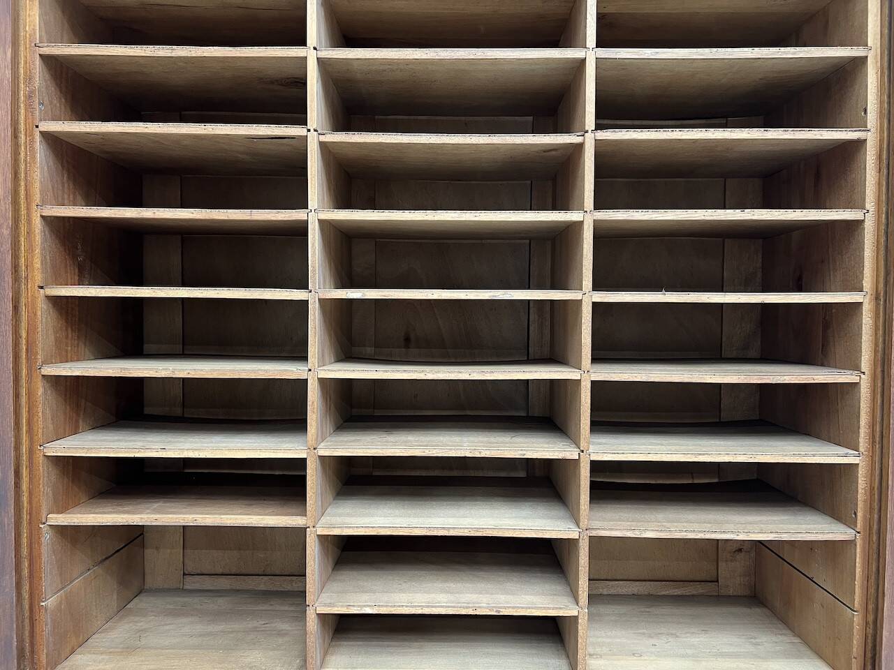 Armoire à rideaux en chêne massif, circa 1930