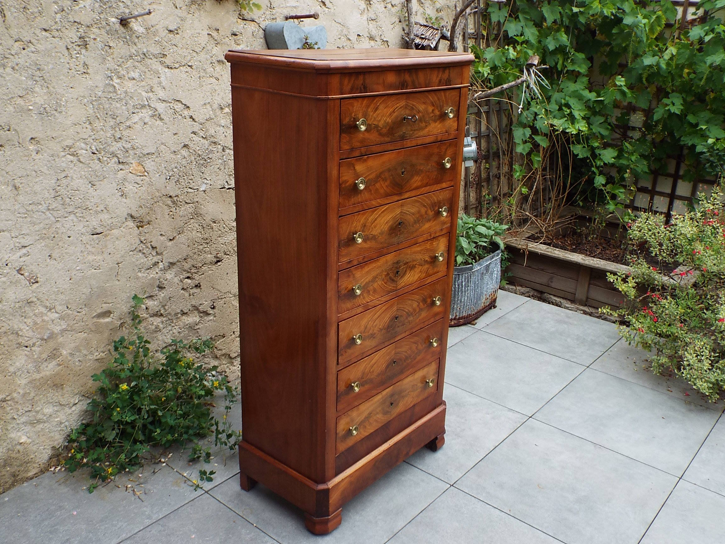 Weekly chest of drawers