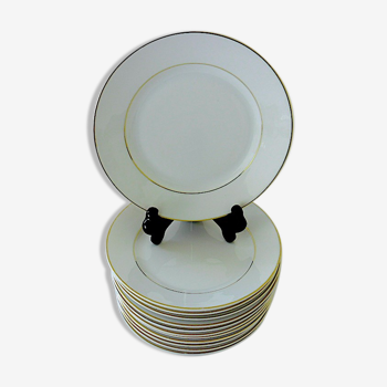 Suite de douze assiettes de table en porcelaine blanche et or.