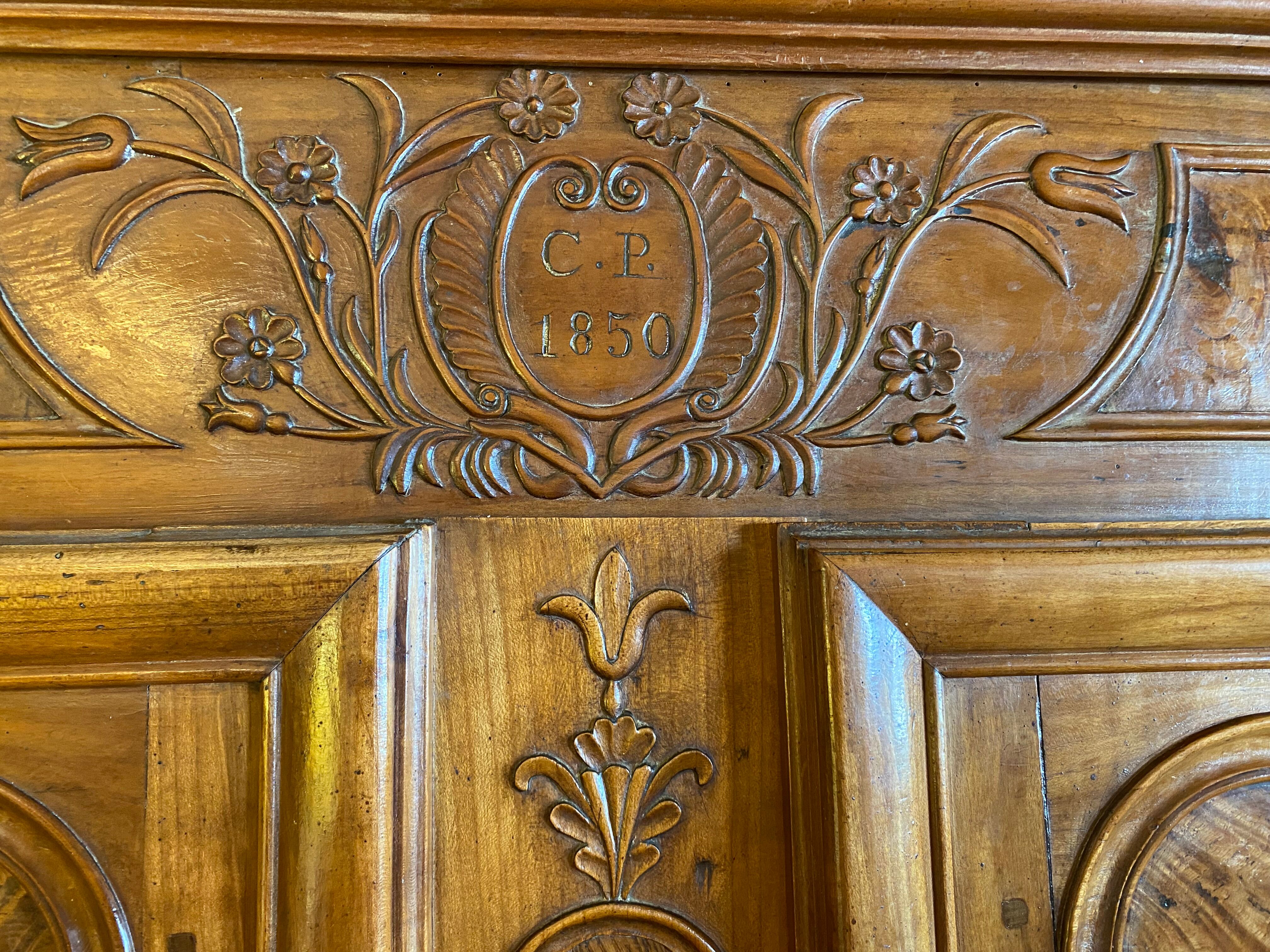 Wedding wardrobe of the Bressan country in walnut and walnut magnifying glass dated 1850