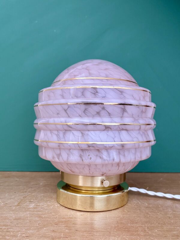 Lampe à poser globe vintage art déco en verre de Clichy rose et or