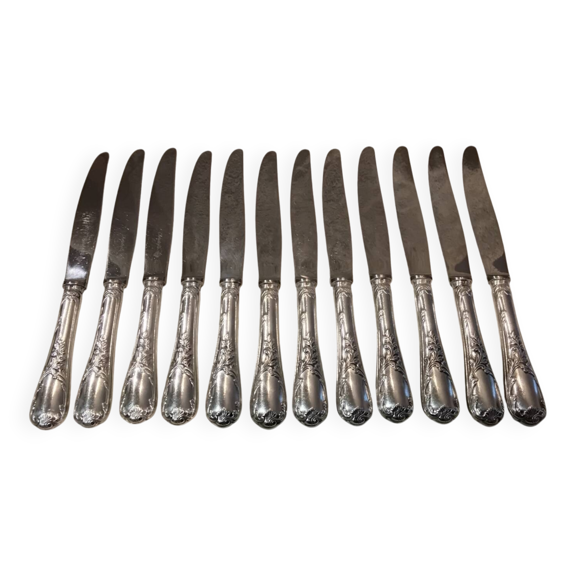 12 couteaux de table en métal argenté orfèvre Christofle Marly