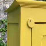 Armoire parisienne bonnetière ancienne jaune poudré.