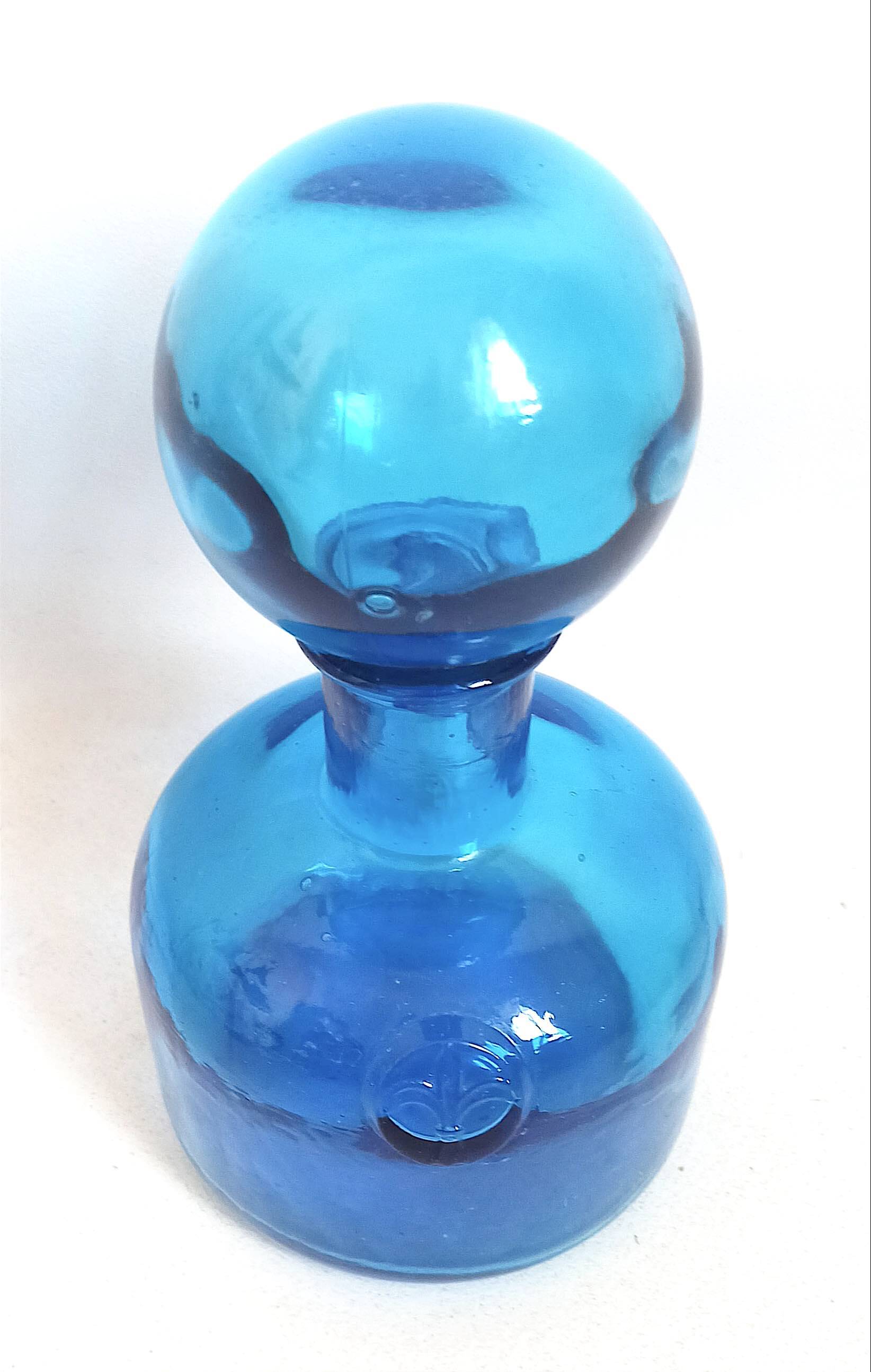 Carafe with blue Empoli stopper from the 70s Height 24.5 cm