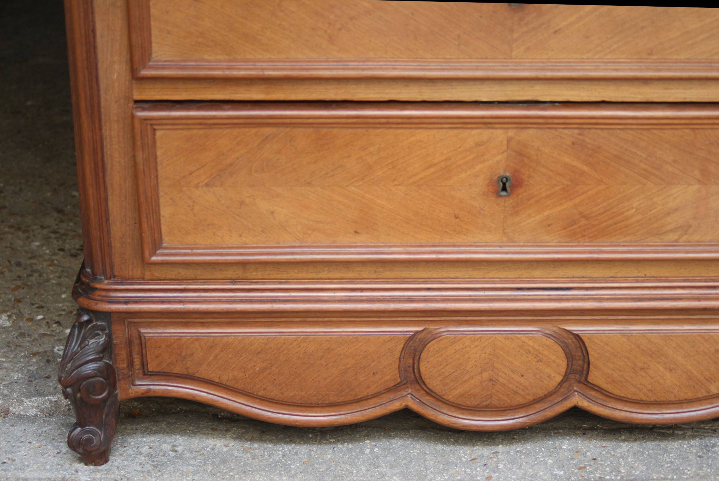 Magnificent 19th century secretary in walnut veneer.