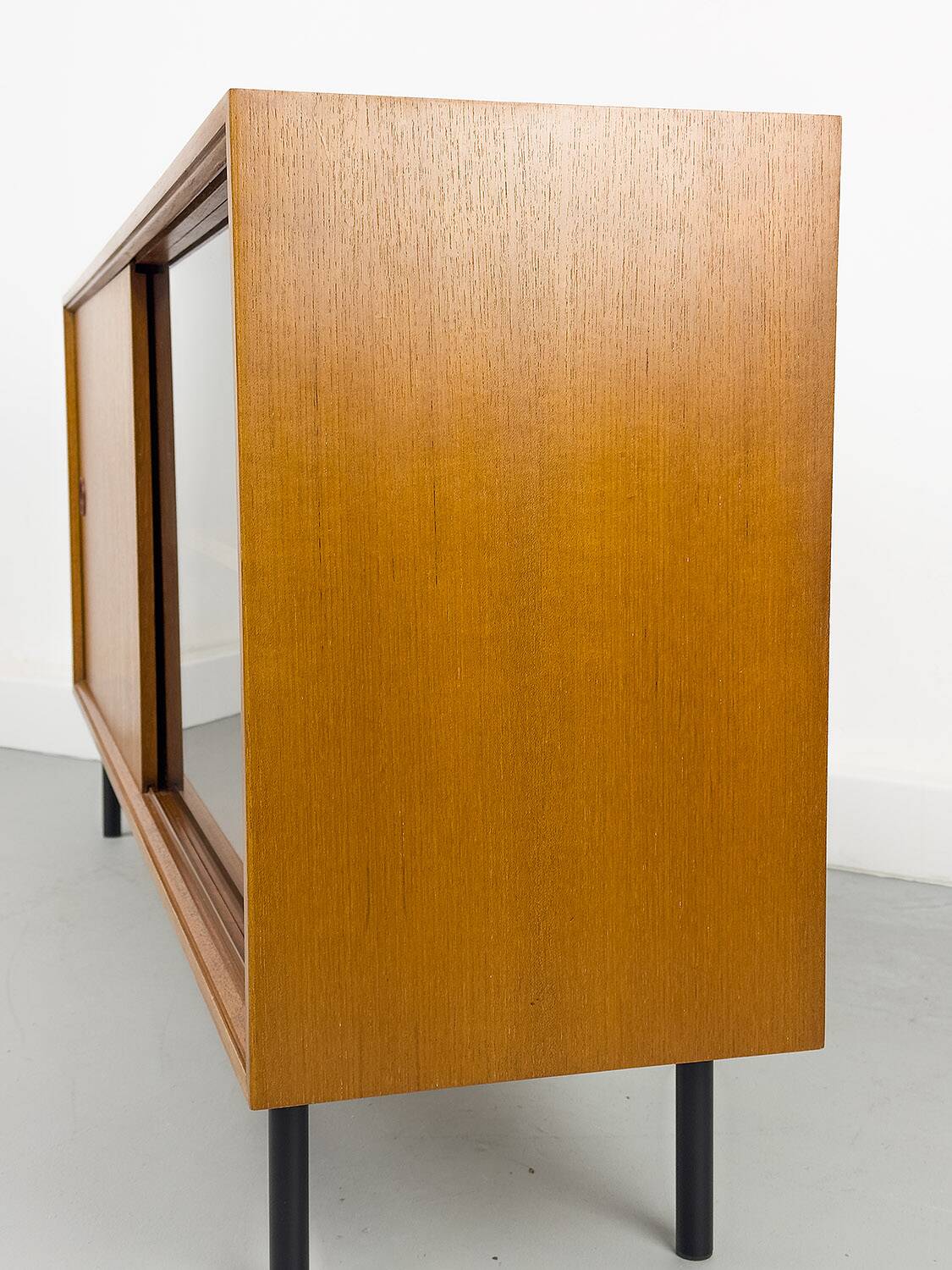 Buffet vintage en teck avec portes coulissantes, 1971
