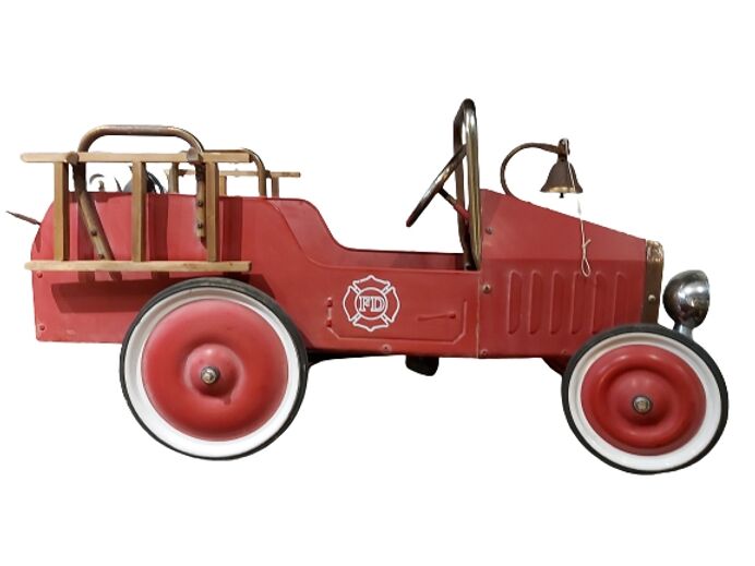 Ancienne voiture de pompier à pédales, en tôle.