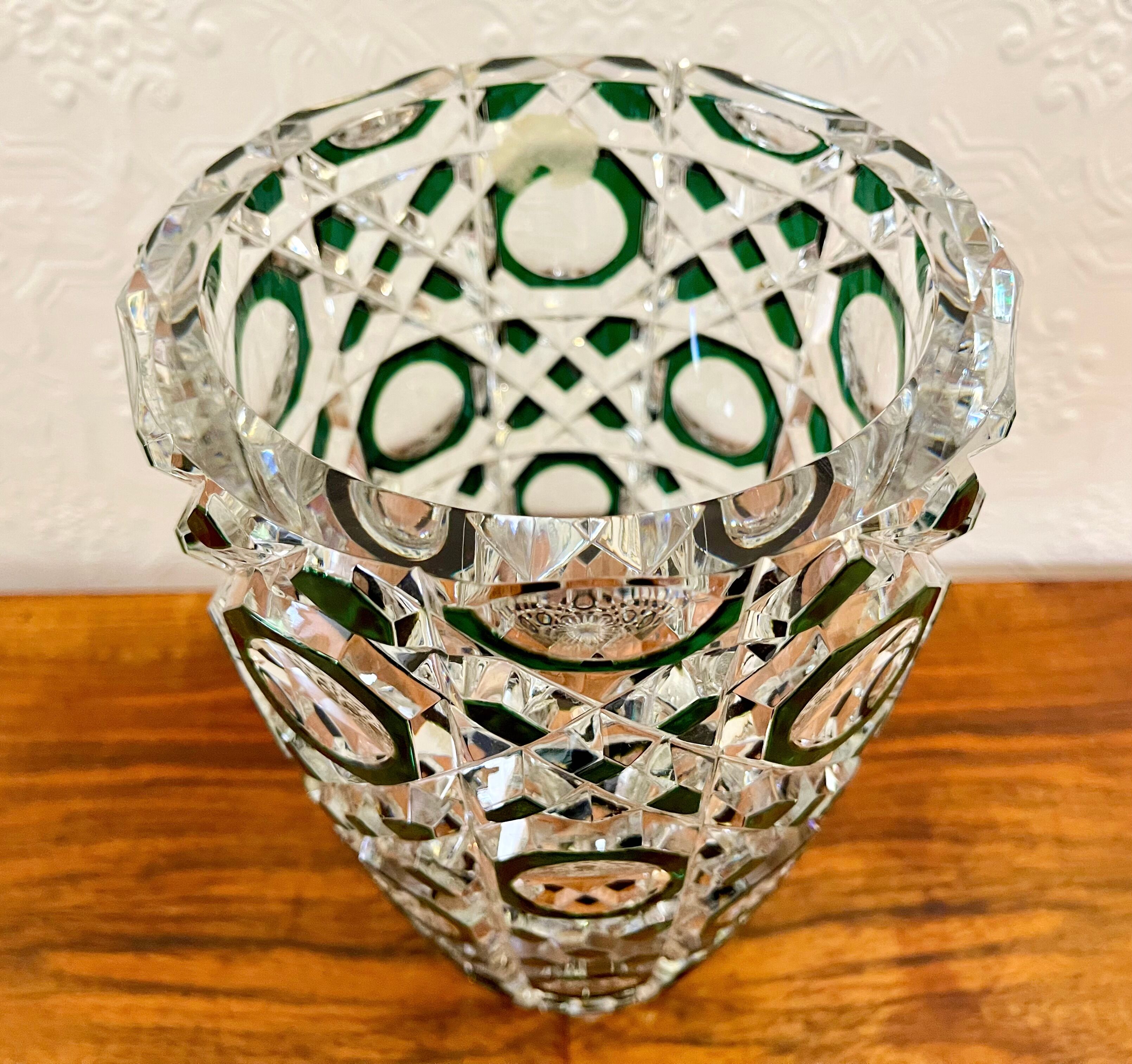 Vase en verre vert par Val St Lambert Belgique