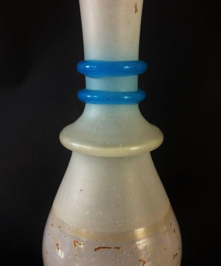 Vase soliflor du 19ème siècle en opaline blanche et bleue