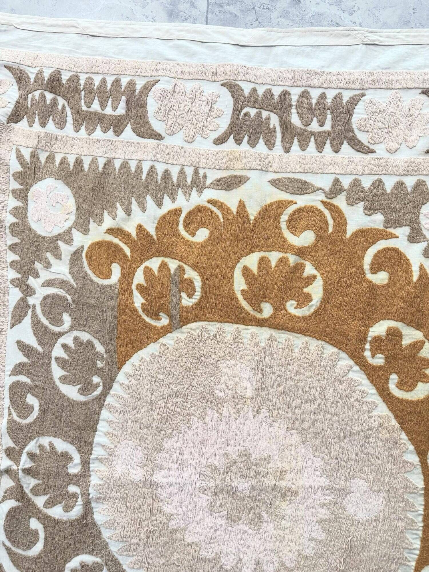 Nappe brodée à la main vintage 120x134 cm