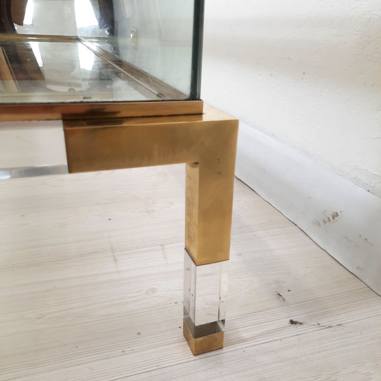 Coffee table with sliding shelf in lucite, brass and glass, Hollywood Regency