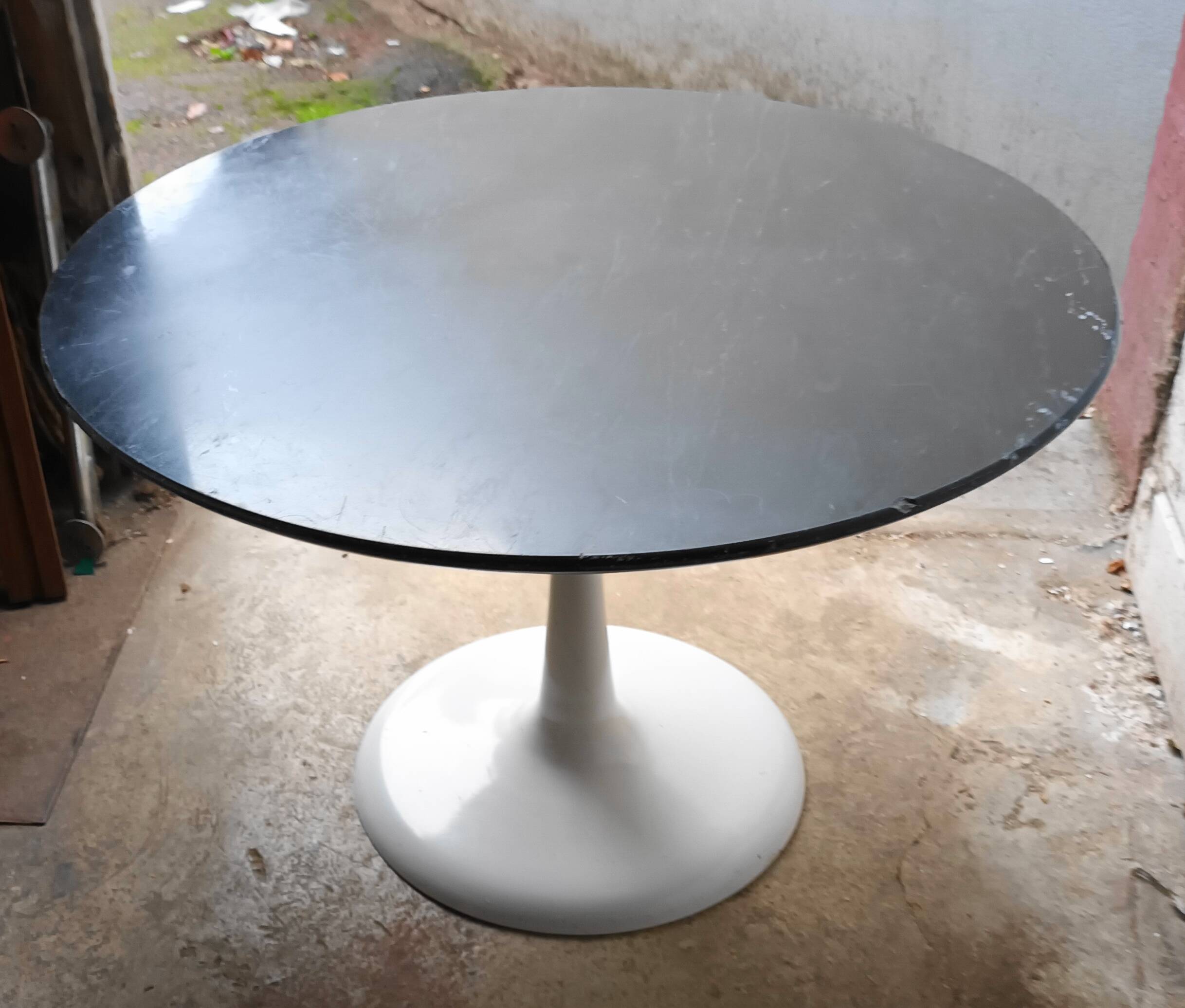 Round coffee table with tulip foot from the 70s