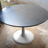 Table basse ronde a pied tulipe des années 70