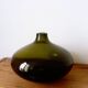 Petit vase boule en verre fait main vert foncé