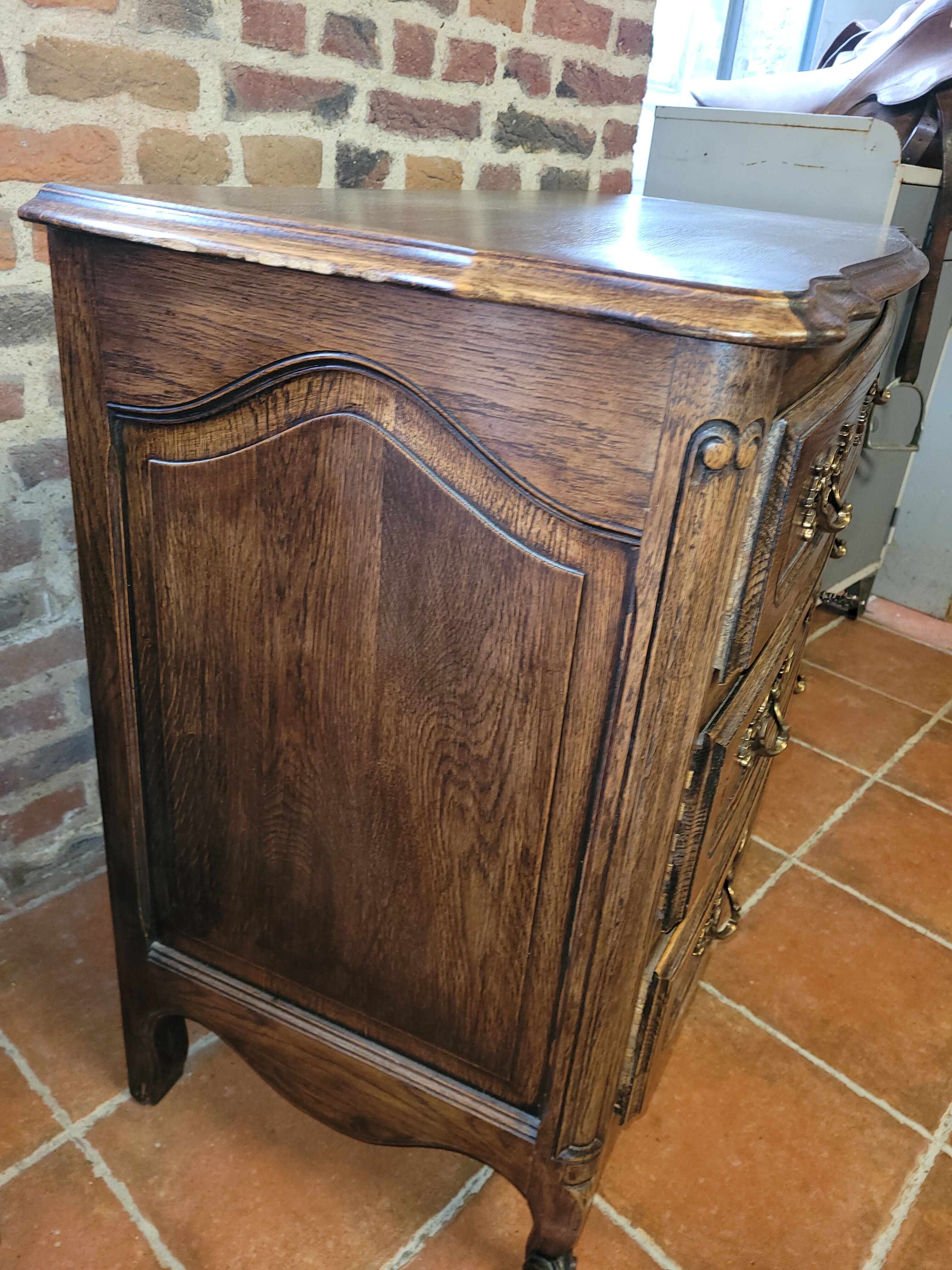 Louis XV style chest of drawers in solid oak