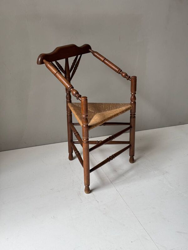 Chaise tripode vintage en bois tourné et assise en paille tressée
