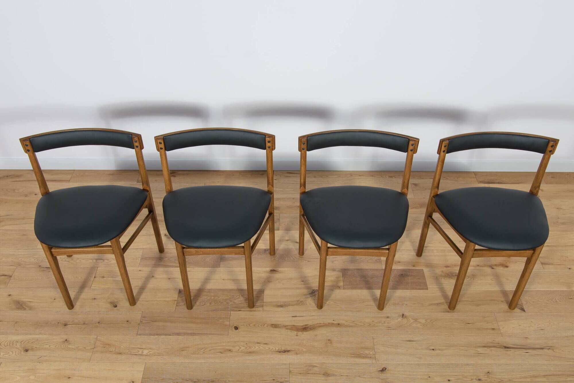 Mid-Century Round Extendable Dining Table and Chairs from McIntosh, 1960s, Set of 5